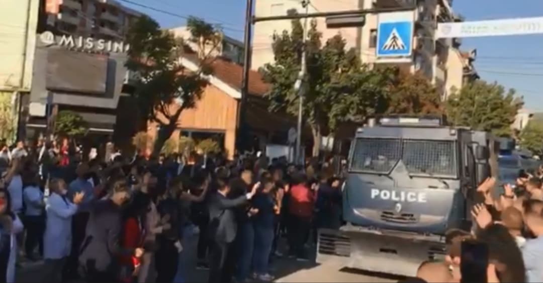 Pritje madhështore për Policët e Njësisë Speciale në Mitrovicë (VIDEO)