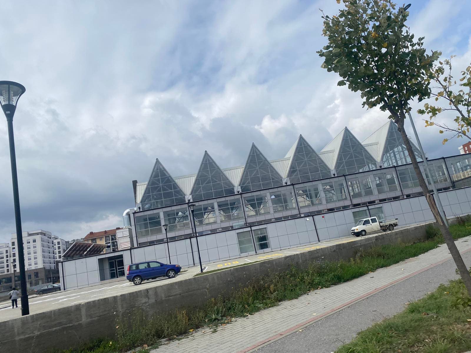 Komuna e Skenderajt nuk lejon të mbaj takim PDK e Sami Lushtakut në Palestren e sportit, ndërkaq Bekim Jasharin po (FOTO)