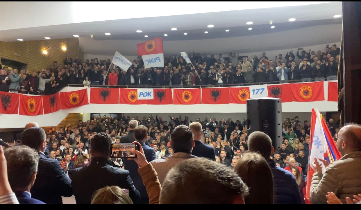 Të rinjtë e Skenderajt nuk i zë salla në përkrahje të PDK-së, pjesmarrës edhe Endrit Thaçi (FOTO)