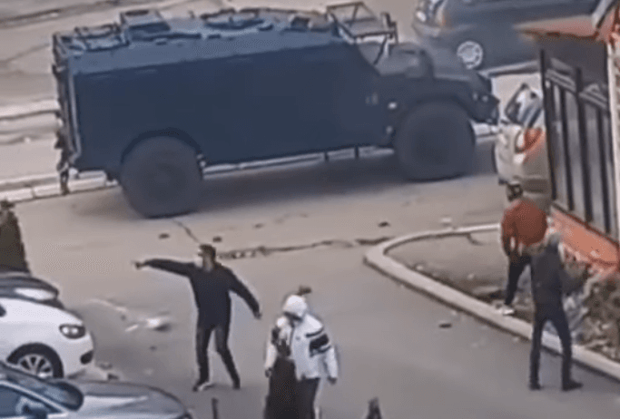 Momenti kur serbët në Veri e gjuajnë me gurë autoblindin e Policisë