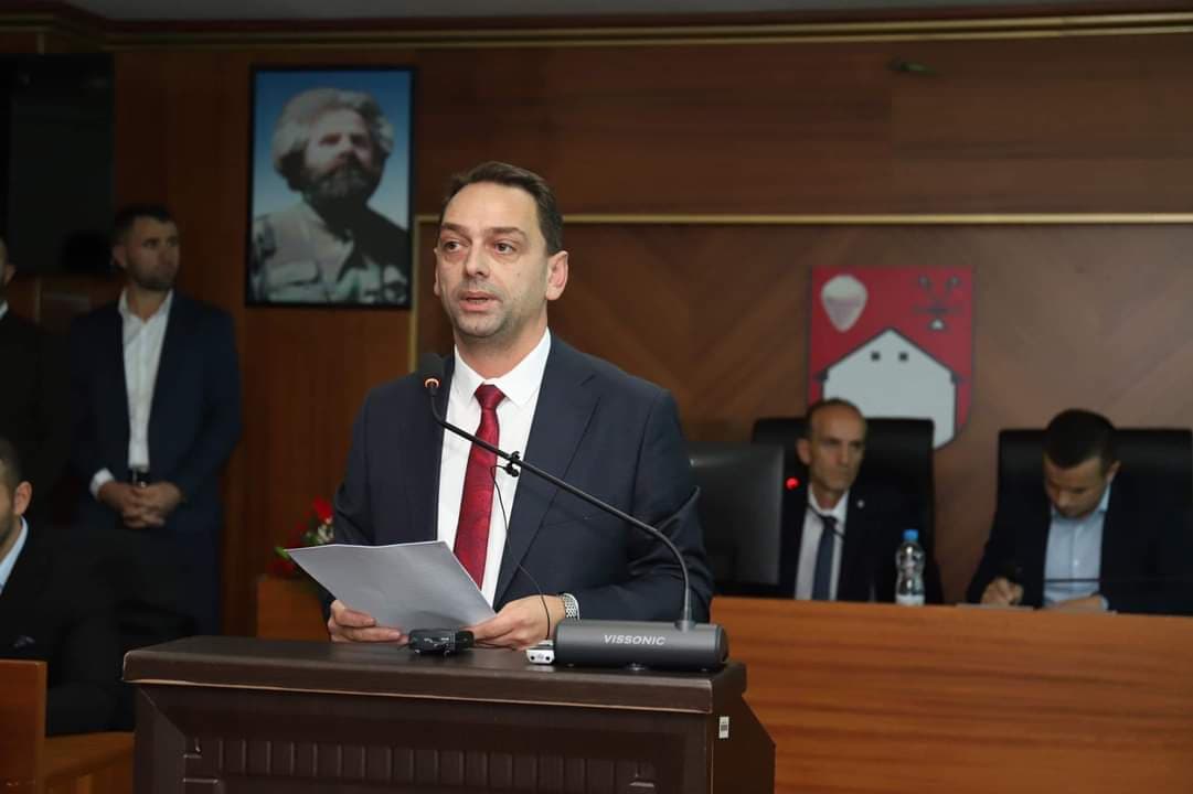 Fadil Nura betohet si Kryetar i Komunës së Skenderajt