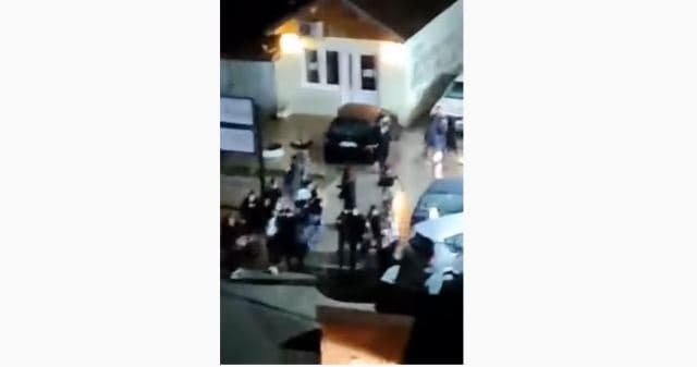 Pamje nga rrahja dhe të shtënat me armë në veri të Mitrovicës (VIDEO)