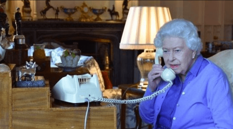 Mbretëresha Elizabeth telefonon vetëm 2 njerëz, do të befasoheni kur ta zbuloni se kush janë