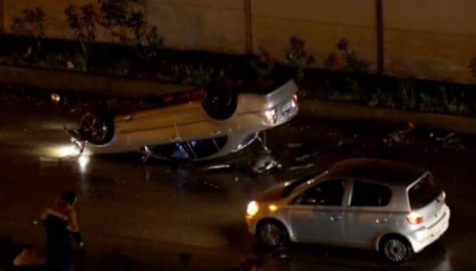 Stuhia përmbys makinën në Tiranë