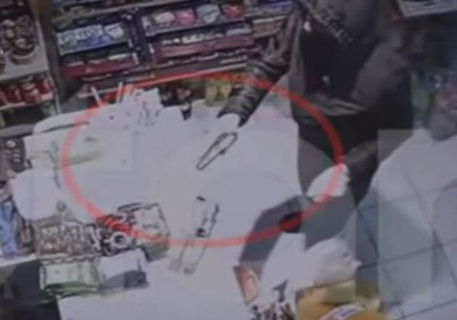 Dalin pamjet se si shqiptari vrau shitësin grek gjatë grabitjes