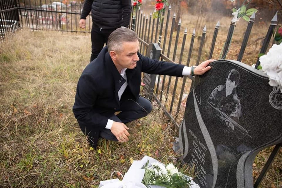 Bekim Jashari, nderon me homazhe dëshmorin Rizah Ahmeti