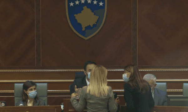 “Kunatin e ke të akuzuar për terrorizëm”, përplasje e ashpër mes Blerta Deliut e ministres Albulena Haxhiu