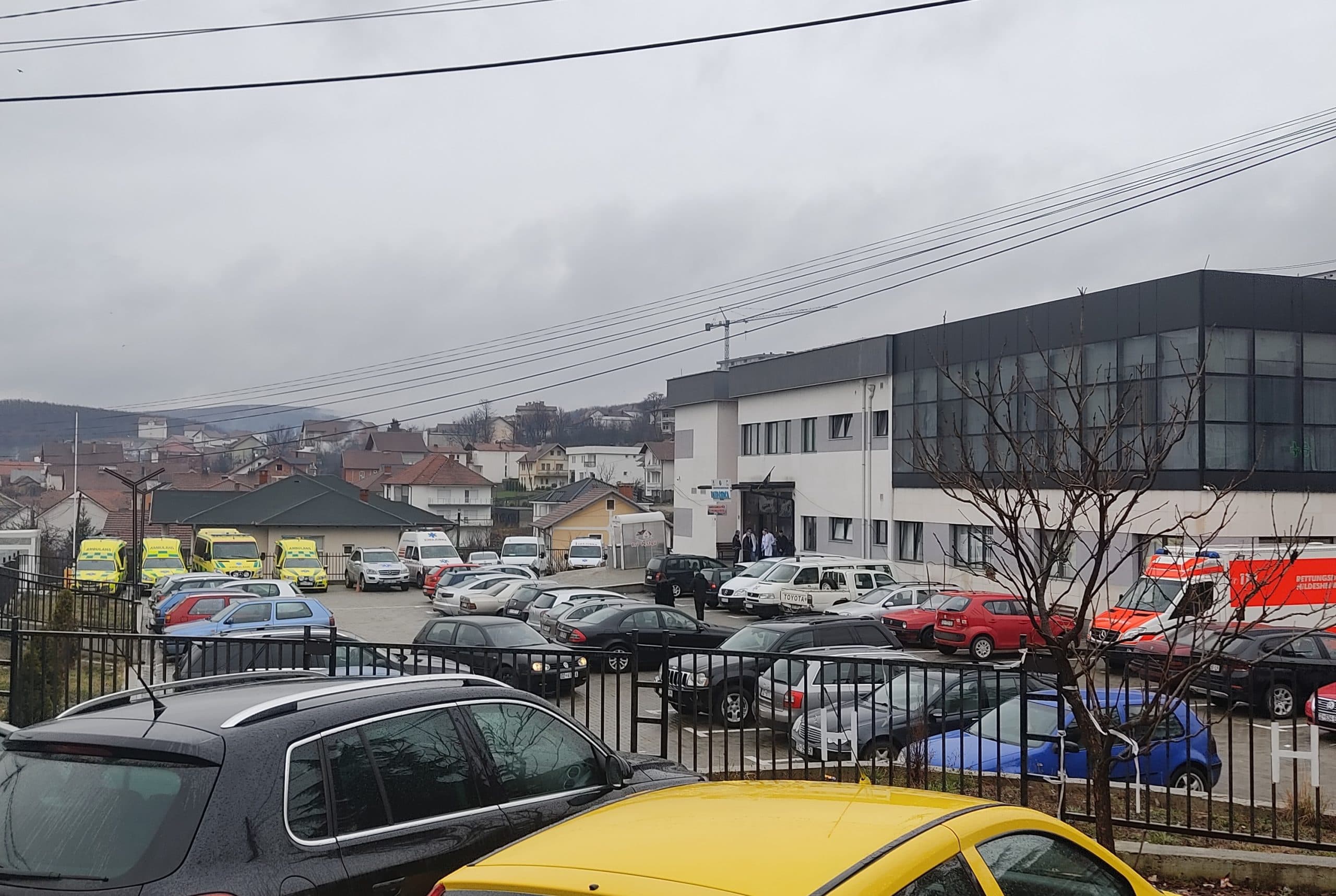 Gripi e “pushton” Skenderajn, numër i madh i pacintëve në QKMF n e Skenderajt që kërkojnë ndihmë mjekësore ( FOTO)