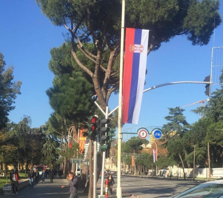 Tirana mbulohet me flamuj serbë në pritje të Vuçiqit