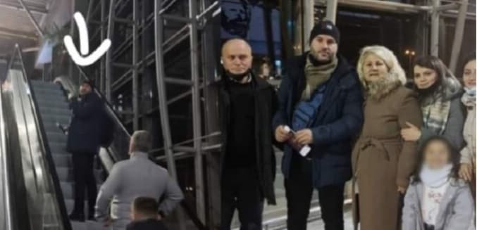 Veterani i UÇK-së përcjellë djalin për në gurbet: Kosovën e ideonim kopsht me lule por 22 vjet pas luftës Kosova po zbrazet nga të rinjtë