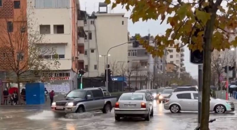 Reshjet e dendura të shiut mbulojnë rrugët e Durrësit (VIDEO)