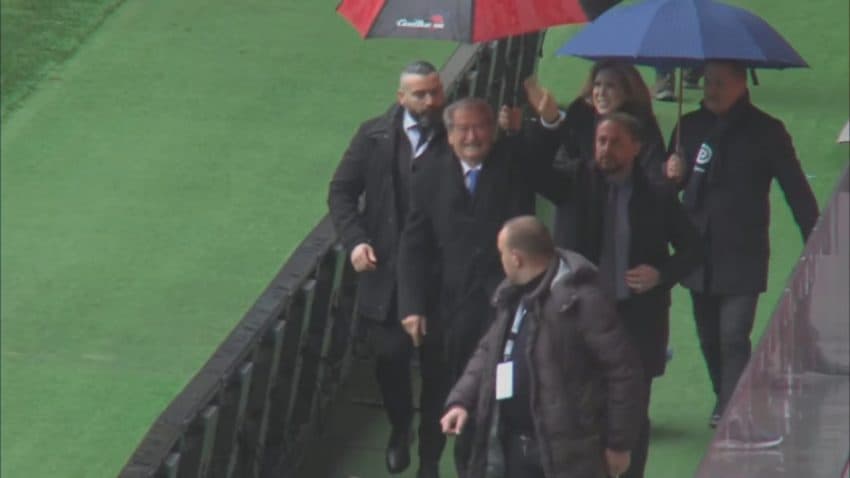 Sali Berisha arrin në stadium, pritet me ovacione