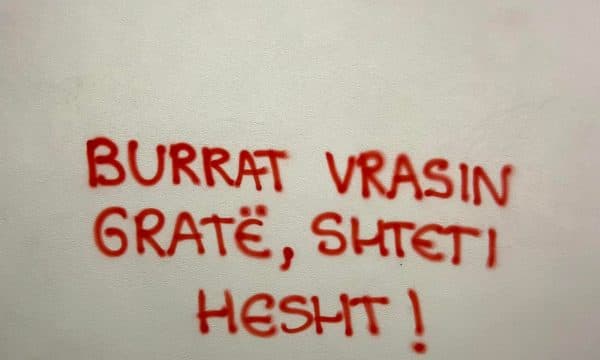 Skenderaji mbushet me grafite pas vrasjes së gruas nga burri në Llaushë