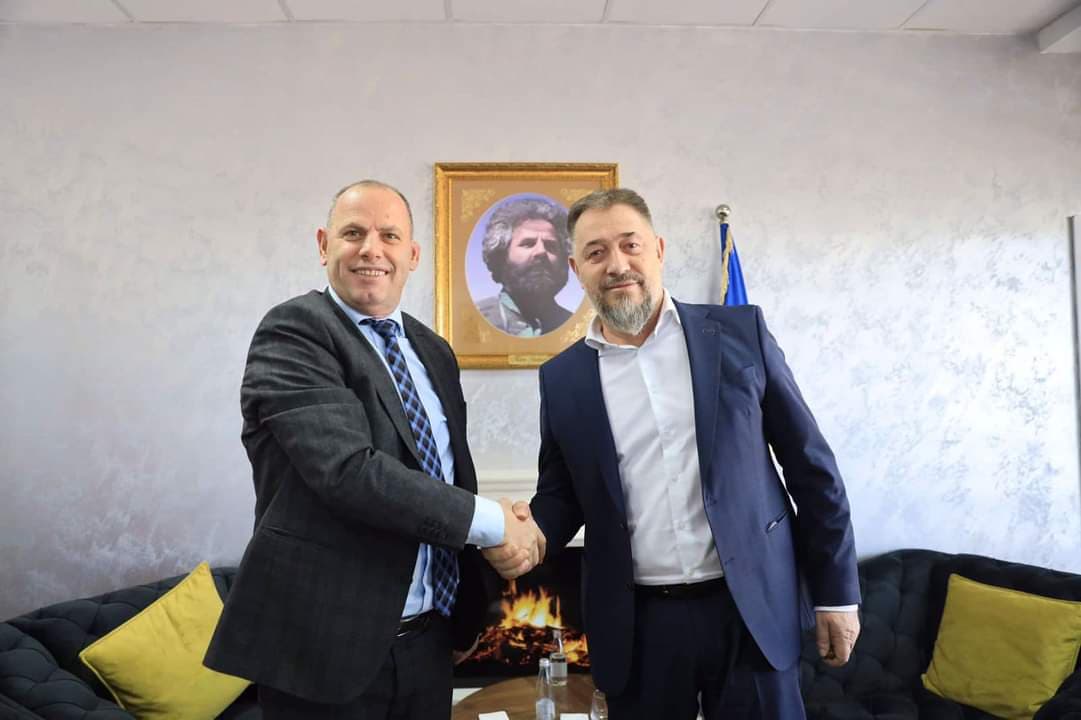 “Thyhet akulli” mes Ramiz Lladrovcit e Sami Lushtakut? Lladrovci viziton Skenderajn për t’i uruar pozitat e kryetarit dhe nënkryetarit, Fadil Nurës e Sami Lushtakut