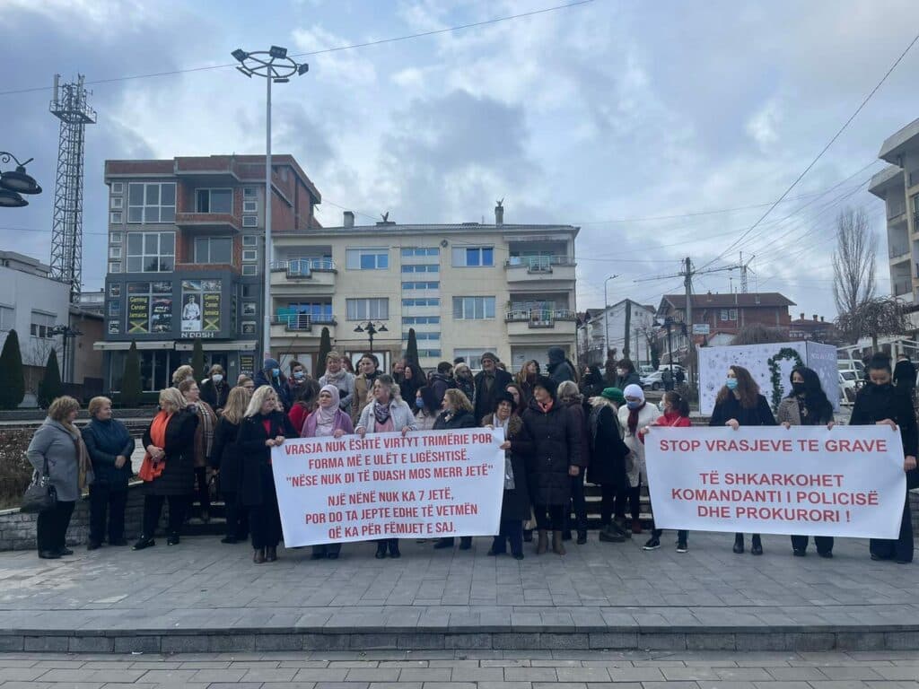 Edhe vajza e gruas që u vra në Llaushë del në protestë në Skenderaj (VIDEO)