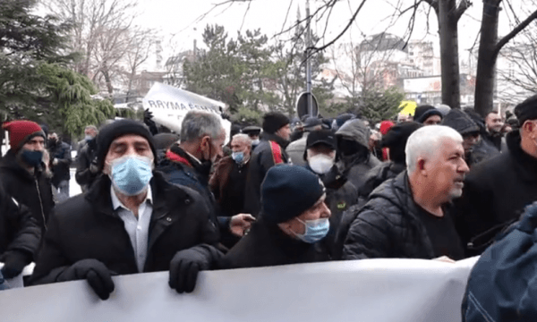 Plaku militant hallakatet në protestë, i drejtohet Kurtit: Të kallxojmë na ty me t’29’tin