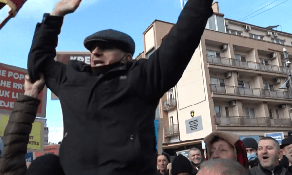 I moshuari shpërthen në zemërim gjatë protetës: Unë me rrenca më s’muj jetoj