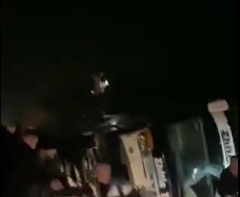 Video e autobusit me mërgimtarë që u rrokullis në Serbi (VIDEO)
