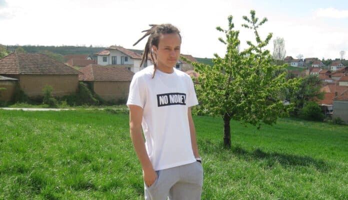 Do të befasoheni, personi në foto sot është kryetar i një komune në Kosovë