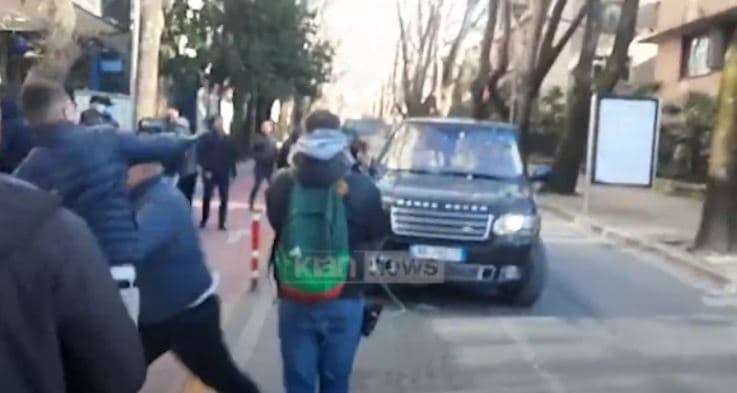 Qëllohet me vezë makina e Lulzim Bashës (VIDEO)