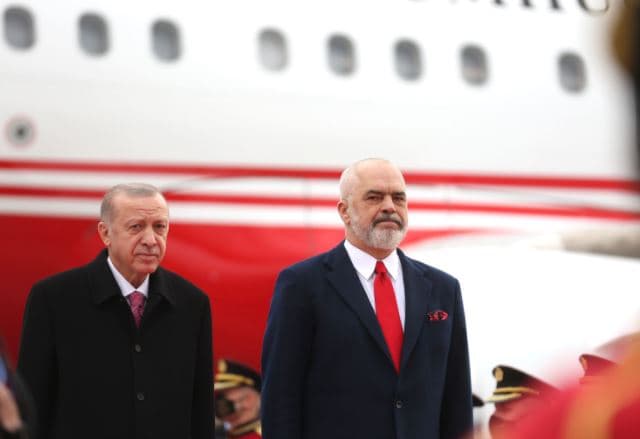 Erdogan nis vizitën në Shqipëri, ndalesa e parë në Laç