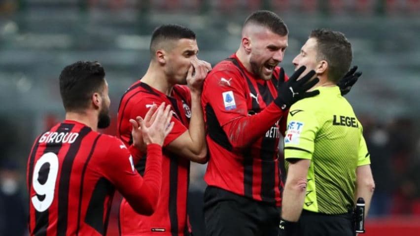 VIDEO – Gjyqtari përlotet pas gabimit, lojtarët e Milanit shkojnë për ta ngushëlluar pas ndeshjes