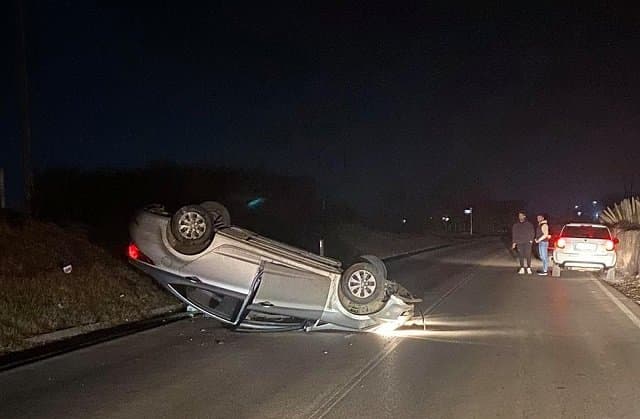 Aksident i rëndë në Leqinë të Skenderajt, vetura del jashtë rruge dhe rrotullohet