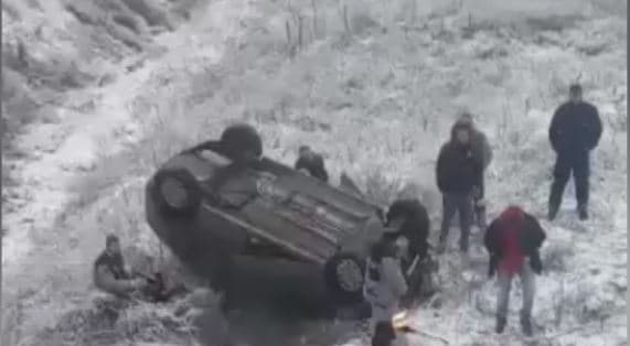 Aksident trafiku në Mitrovicë, rrokulliset vetura – VIDEO