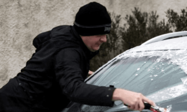 Akull në xhamin e përparmë të veturës, çfarë duhet të bësh? Metoda “magjibërëse”