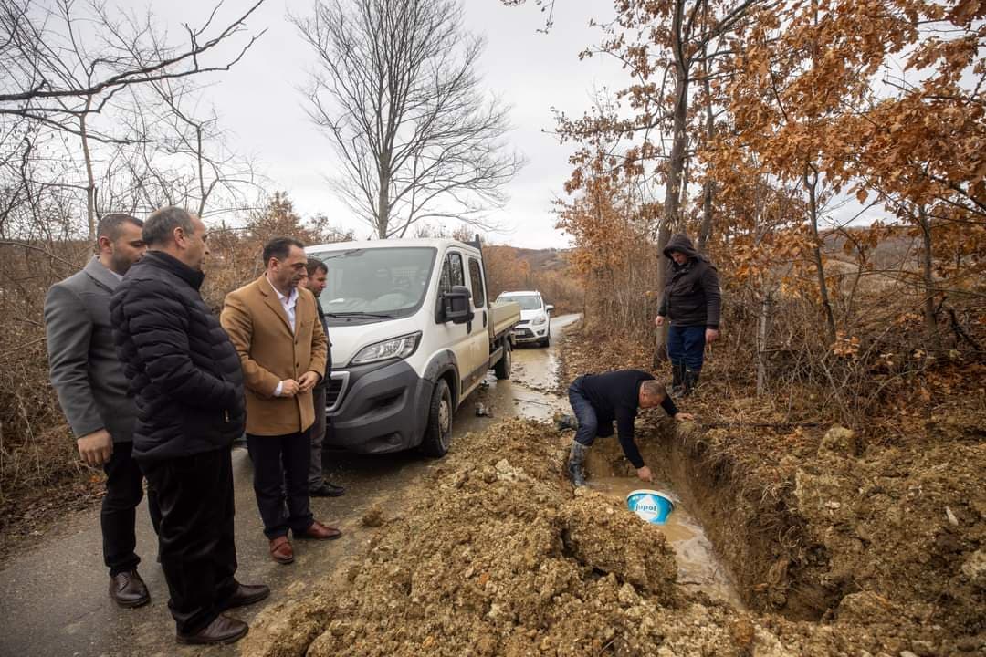 Dy lagje të fshatit Llaushë i thonë lamtumirë bartjes së ujit; Fadil Nura, fal intervenimit tonë dy lagjet do kenë qasje në ujë të pijes