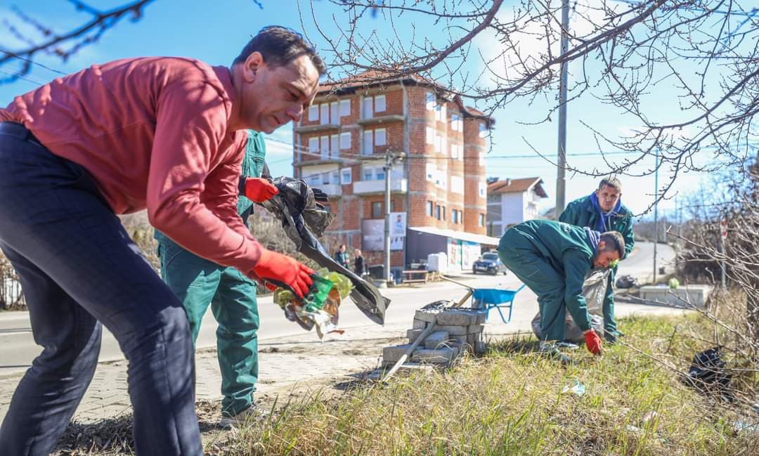 Modestia e kryetarit Fadil Nura: Pastron hapësirat e fshatit Runik nga mbeturinat ( FOTO)