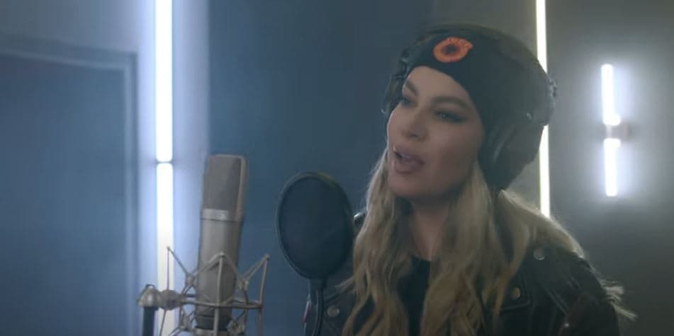 Leonora Jakupi publikon këngën “Komandant” (VIDEO)