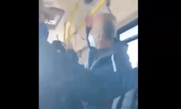“Mshele gojën se trutë t’i qes” — Përleshje në mes të konduktorit dhe udhëtarit në autobus (VIDEO)
