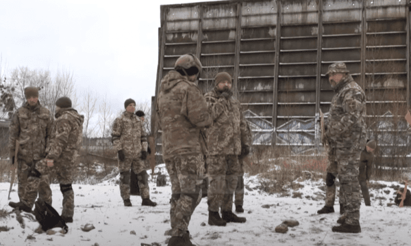 Shqiptari tregon se si po i stërvit ukrainasit për luftë (VIDEO)
