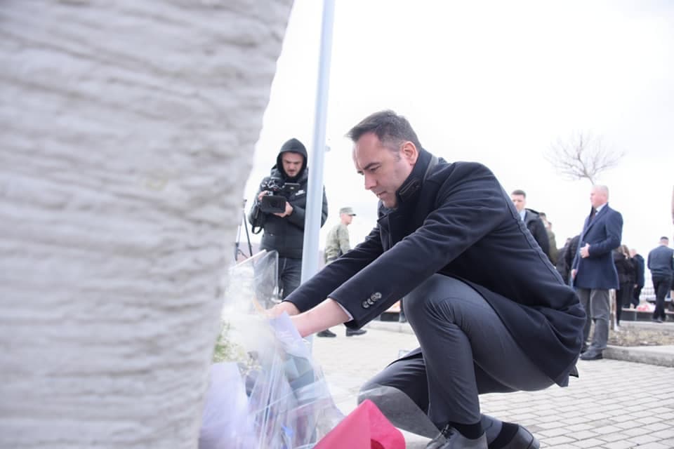 Konjufca bën homazhe të kompleksi i varrezave të dëshmorëve të Likoshanit dhe Qirezit