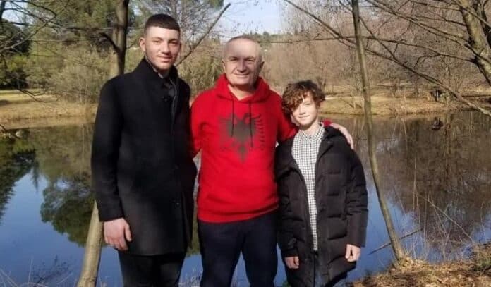 Meta takon dy vëllezërit nga Vlora, njëri lindur më 28 nëntor, tjetri më 17 shkurt