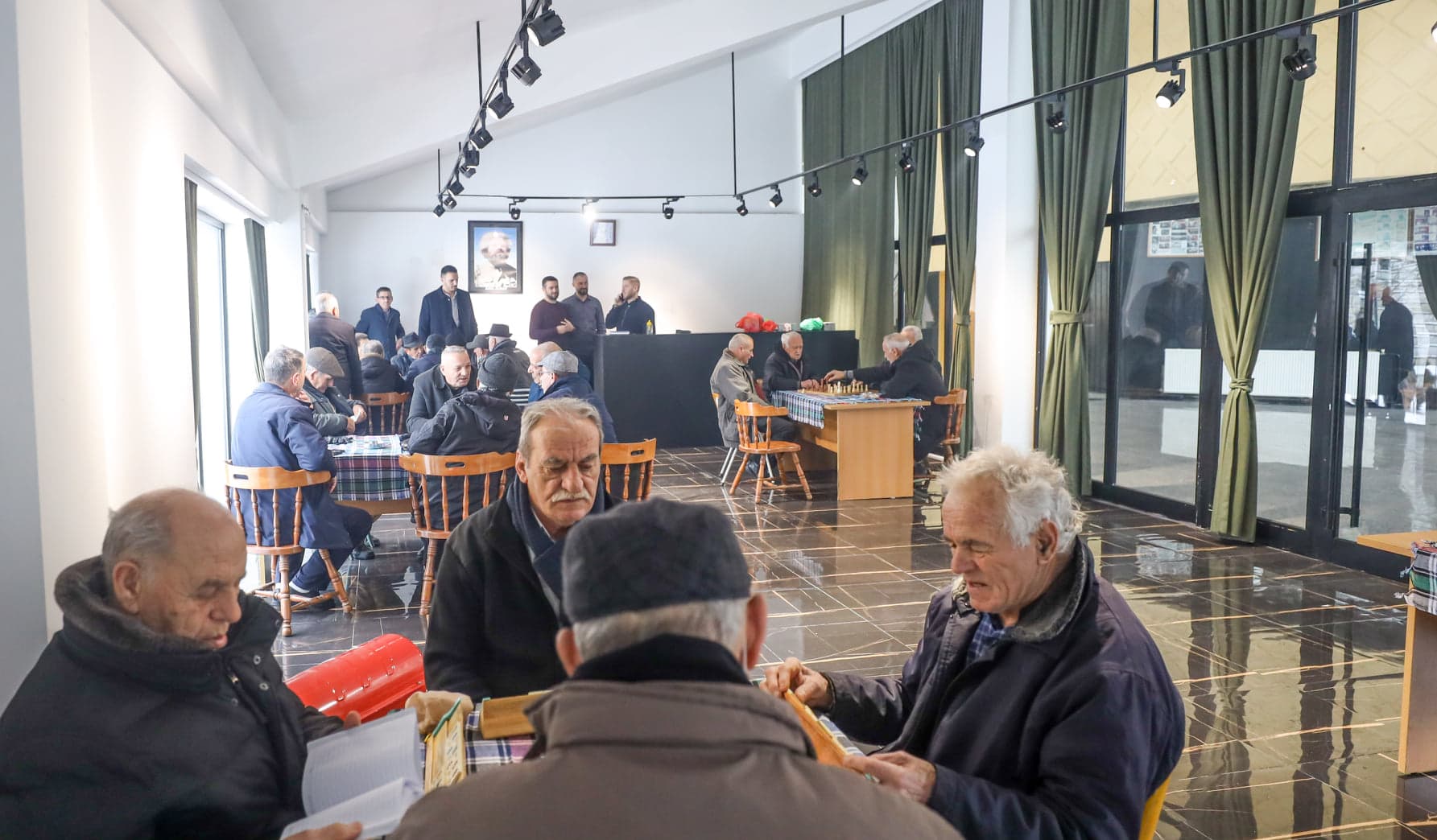 Fadil Nura në përkrahje të pensionistëve të Skenderajt: Në Shtëpinë e Kulturës iu ipet kjo hapësirë për takim dhe organizim të tyre