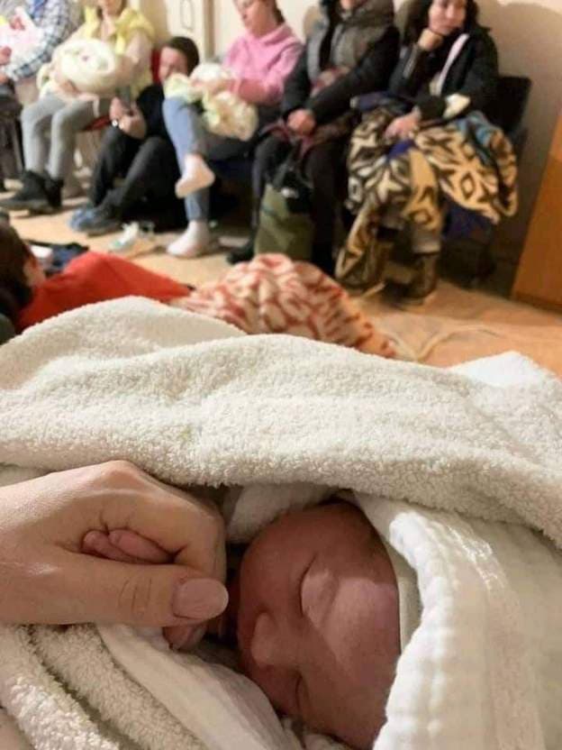 Foshnja e lindur në metronë e Kievit