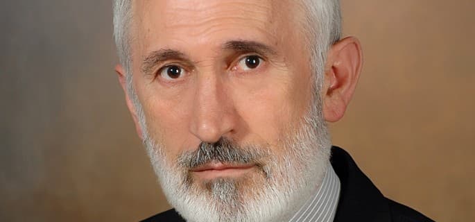 “E kujtoj mësuesin”, poezia më e mirë, dedikuar mësuesit nga Agim Vinca