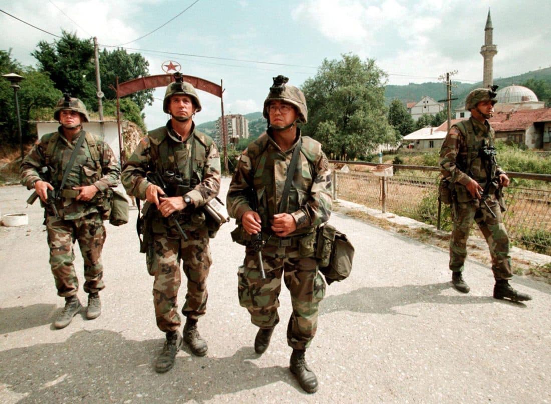 Infermierja nga Kosova befasohet nga veterani i ushtrisë amerikane