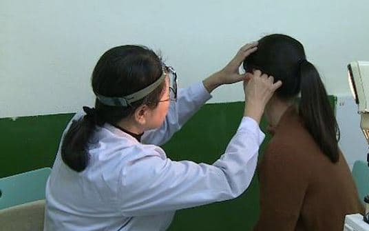 Sëmundja e pazakontë prek një grua, nuk dëgjon vetëm zërin e burrave