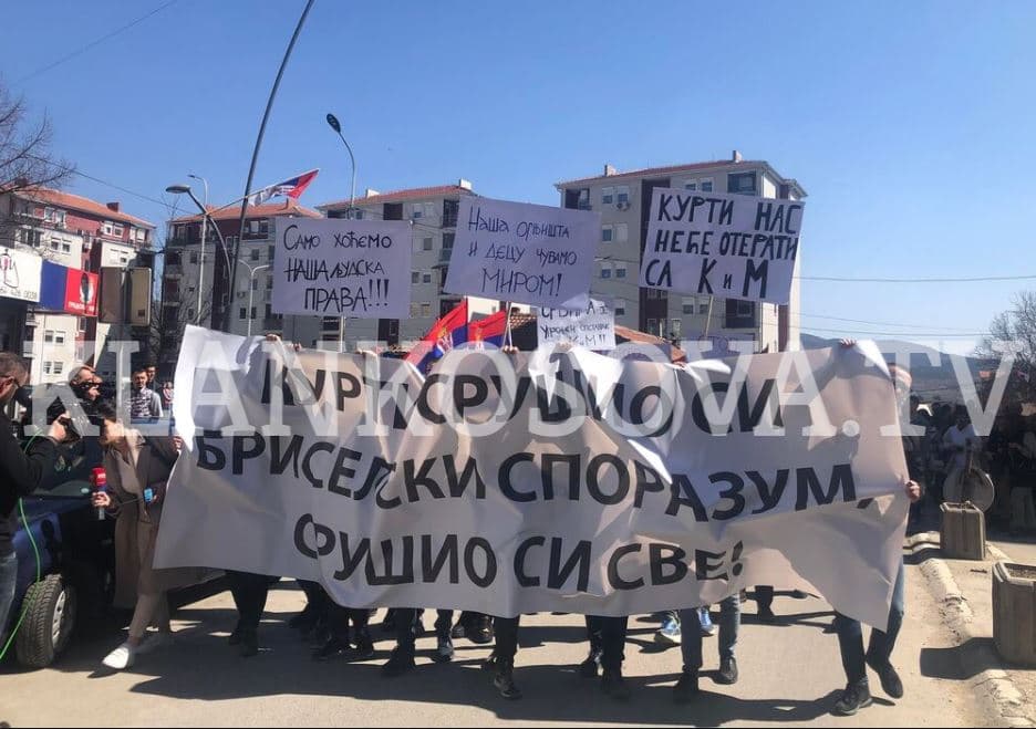 Protesta e serbëve në veri, krejt parullat kundër Kurtit