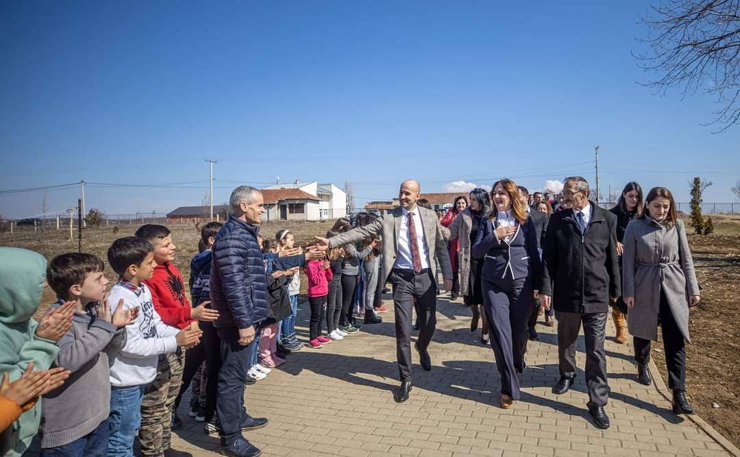 Ministrja e Arsimit, Arbërie Nagavci, viziton shkollat në Skenderaj ( FOTO)