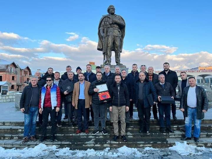 Ushtarët e UÇK-së në Koshare vizitojnë Skënderajin, mirëpriten nga Sami Lushtaku