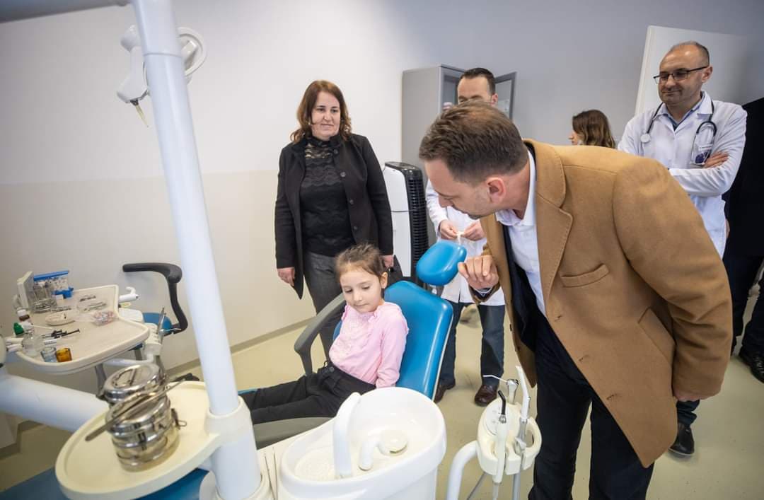 Fadil Nura: Tani stomatologjia në QKMF-n e Skenderajt e gatshme për çdo shërbim edhe për fëmijët e vegjël (FOTO)