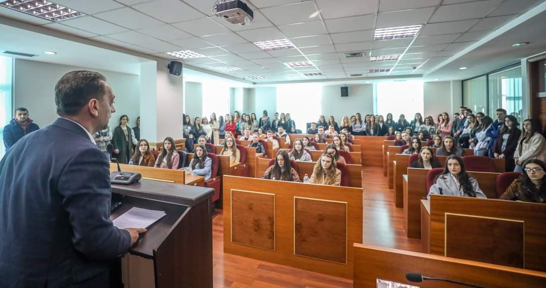 Kryetari i Skenderajt, Fadil Nura, shpërndan 111 bursa për studentë, rrit vlerën nga 300 euro sa ishte me parë në 500 euro për secilin student