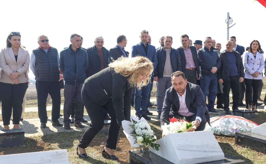 Komuna e Skenderajt bën homazhe tek varri i heroit Beqir Meha