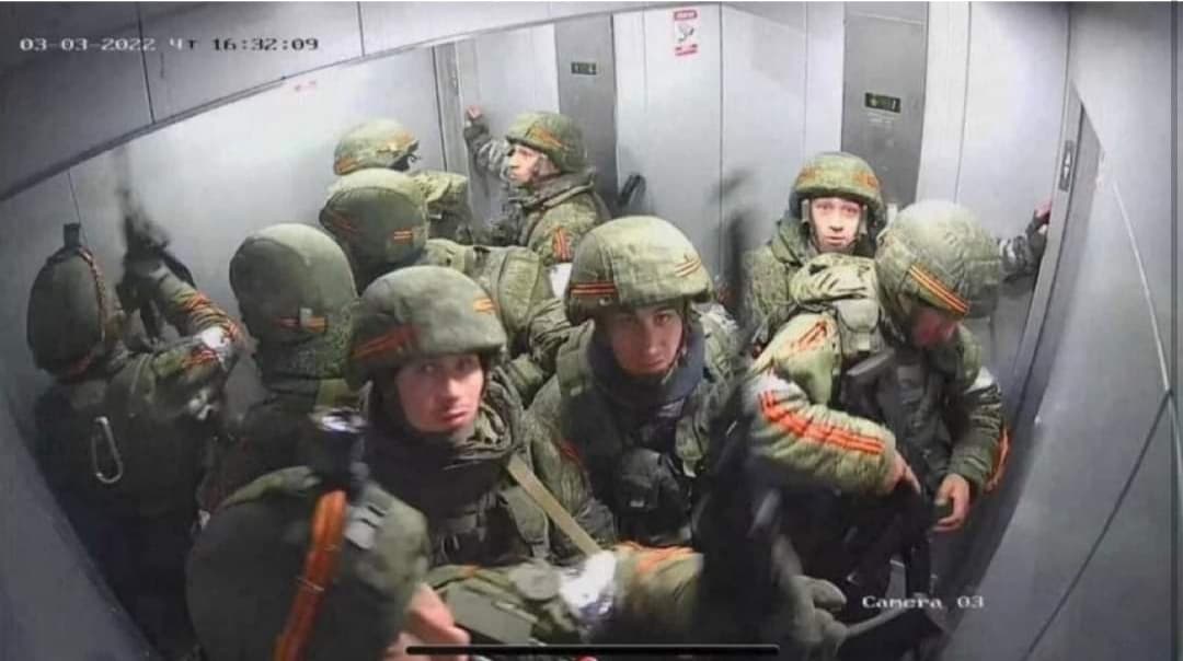 Ushtarët rusë futen në ashensor për të shkuar në majë të një ndërtese e për të kontrolluar e zonën! Ukrainasit i fikin dritat, i lënë të bllokuar