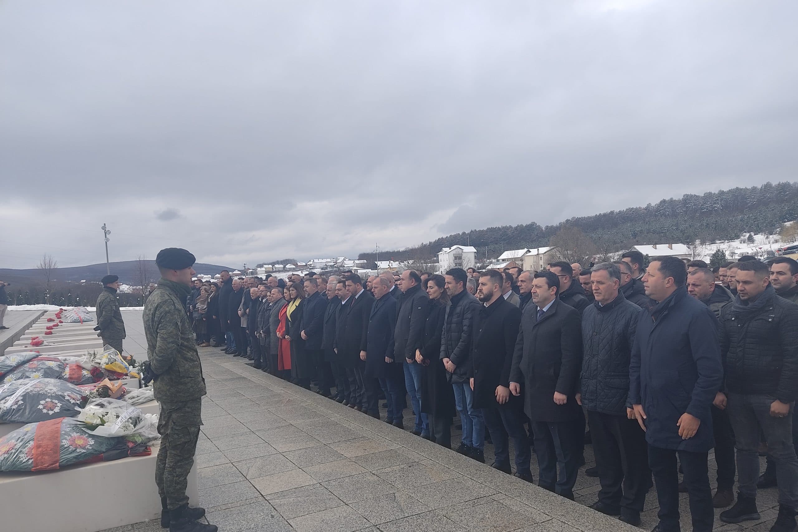 Krasniqi, Lushtaku, Nura, Lladrovci dhe strukturat e PDK s, përkulen para varrit të Adem Jasharit ( FOTO)