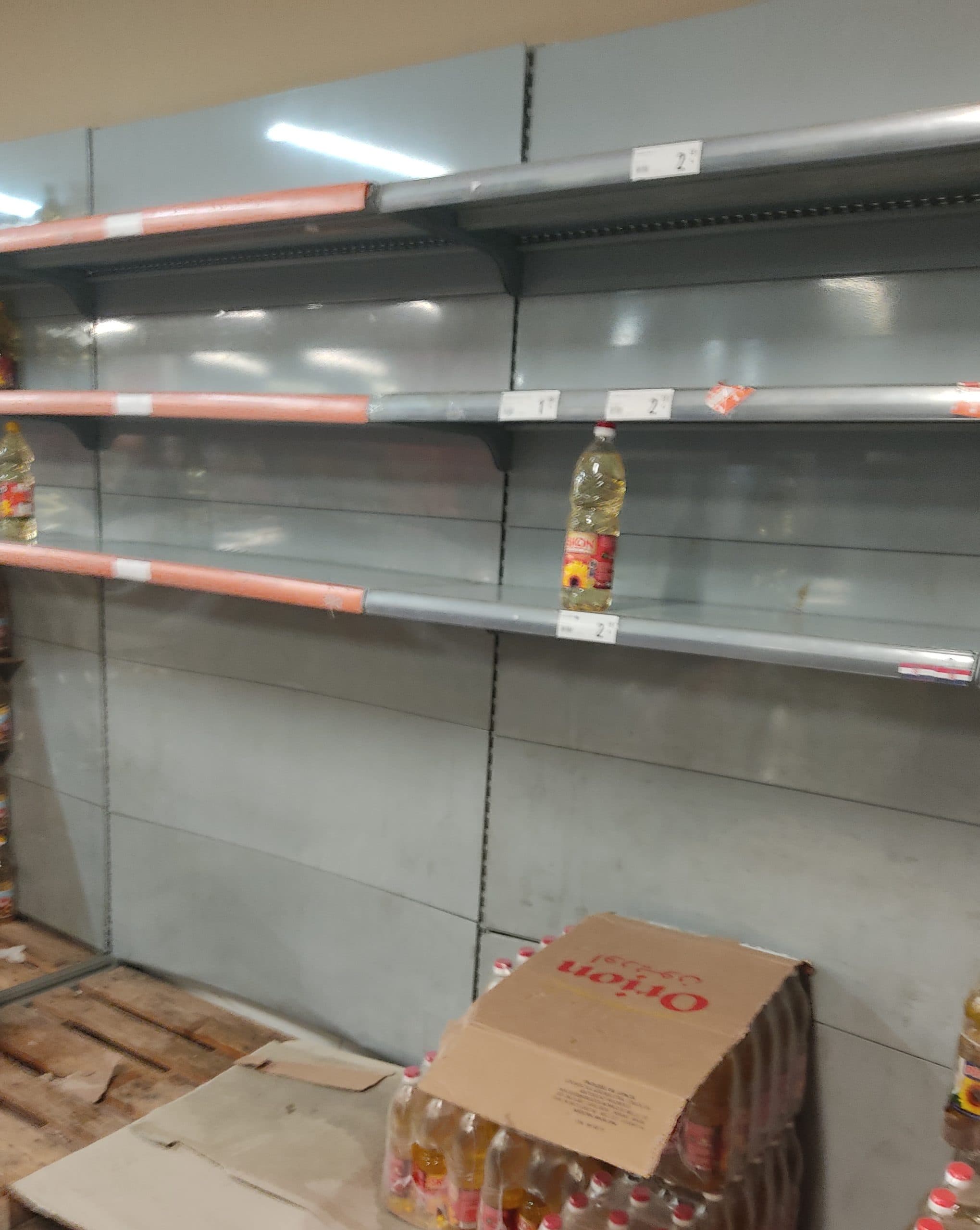 Panik për vaj në Skenderaj, qytetarët zbrazin raftet e marketeve